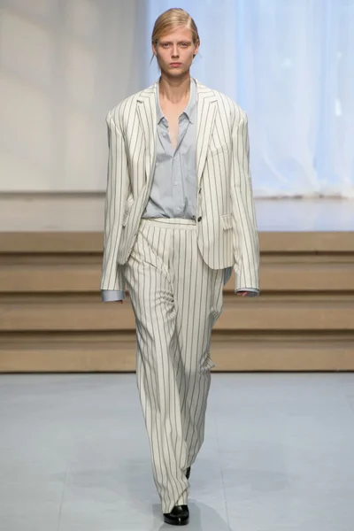 Look 3